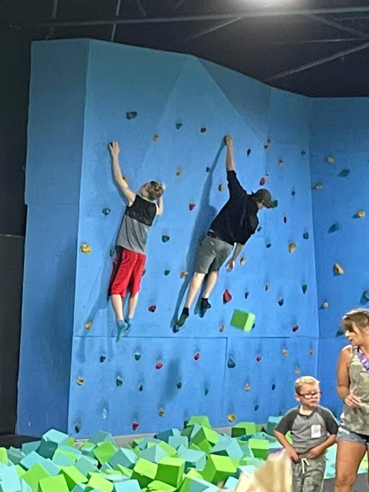 教會帶會友練習攀岩。（圖／翻攝自FB@Pleasant Street Baptist Church）